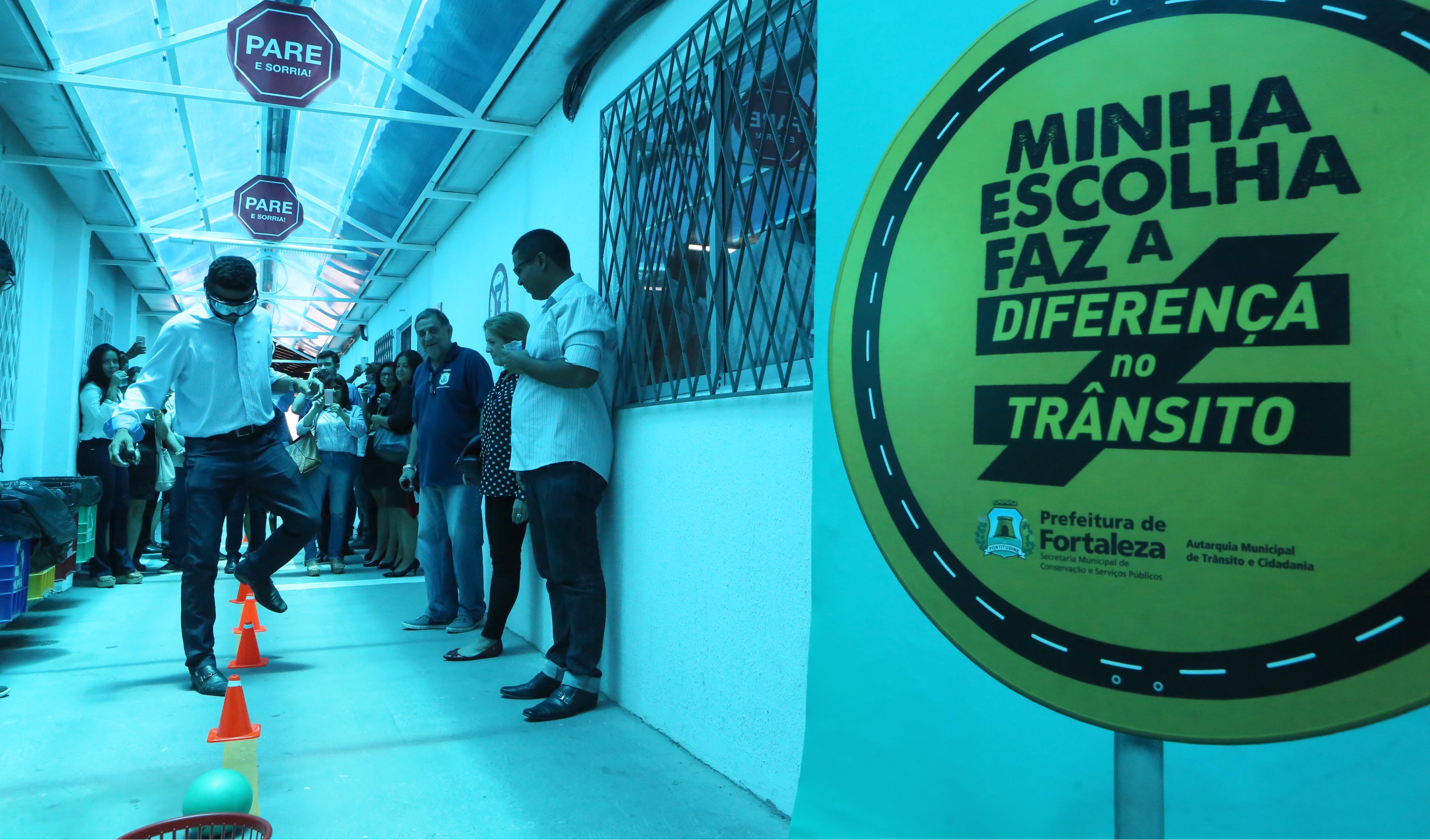 óculos que simula os efeitos do álcool no organismo